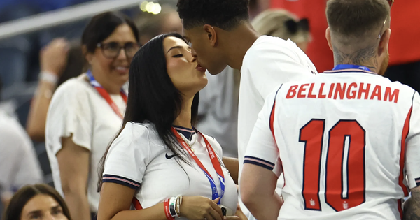 Chuyện ‘yêu’ tại World Cup 2026: Anh cấm WAGs, còn Messi và Ronaldo thì sao? - hình ảnh - betokfun.vip Chuyện ‘yêu’ tại World Cup 2026: Anh cấm WAGs, còn Messi và Ronaldo thì sao? - hình ảnh - betokfun.vip