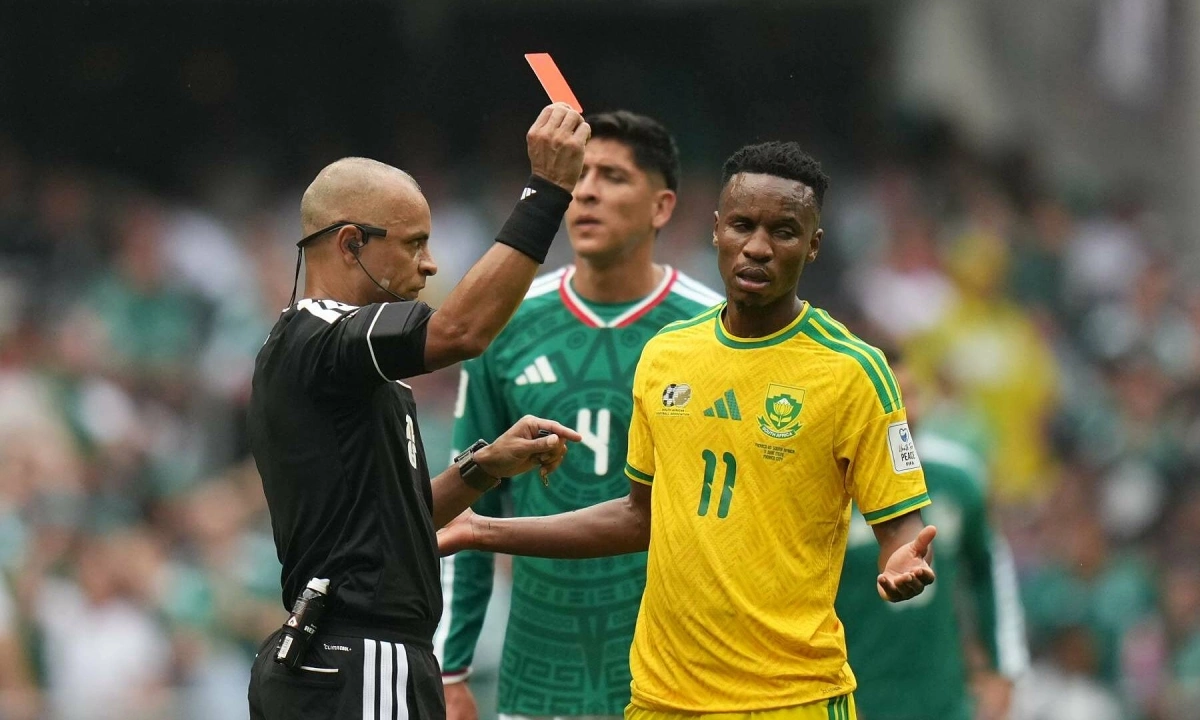 Trọng tài “lạc trôi” tiếng Anh khiến cầu thủ Nam Phi ngơ ngác nhận thẻ đỏ tại World Cup 2026 - hình ảnh - betokfun.vip