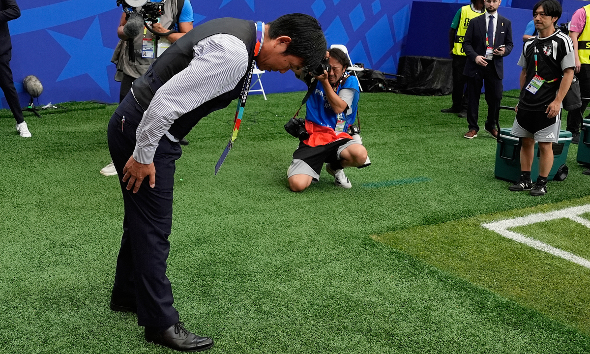 HLV Nhật Bản cúi đầu tri ân khán giả sau trận thua Brazil tại World Cup 2026 - hình ảnh - betokfun.vip