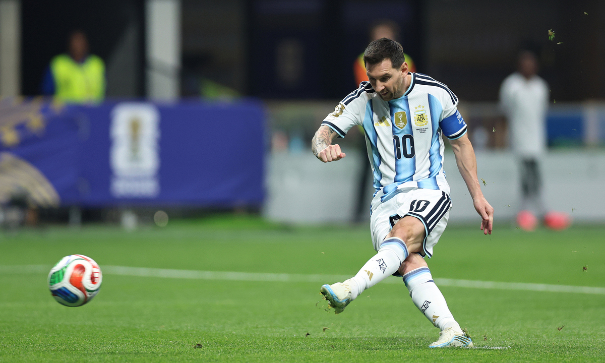 Messi sút hỏng phạt đền nhiều nhất một kỳ World Cup: Cú sốc cho fan Argentina và cơ hội cho người hâm mộ Việt theo dõi trực tiếp trên OKFUN - hình ảnh - betokfun.vip