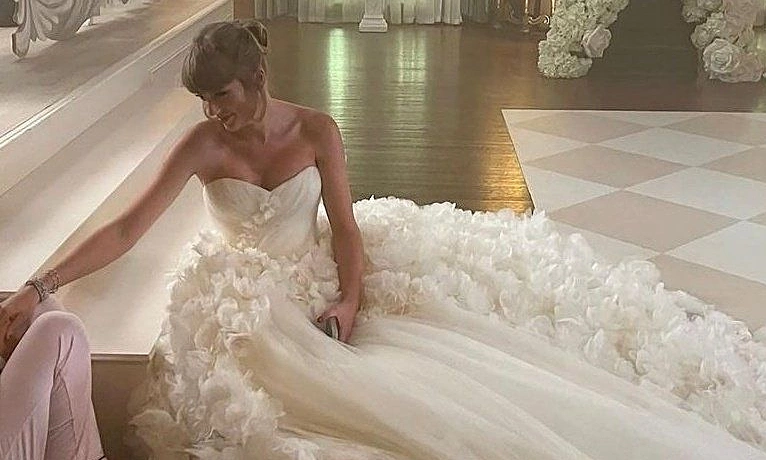 Taylor Swift diện đầm cưới Dior trong hôn lễ với Travis Kelce - hình ảnh - betokfun.vip